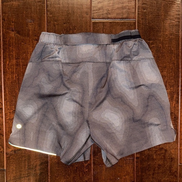 Men's Patterned Gray Lululemon Surge Shorts - Picture 4 of 4